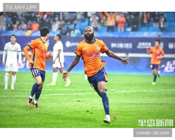 【2026年4月中超联赛·赛中·花絮大雨中，青岛海牛队工作人员为客场球迷看台紧急铺设防雨布